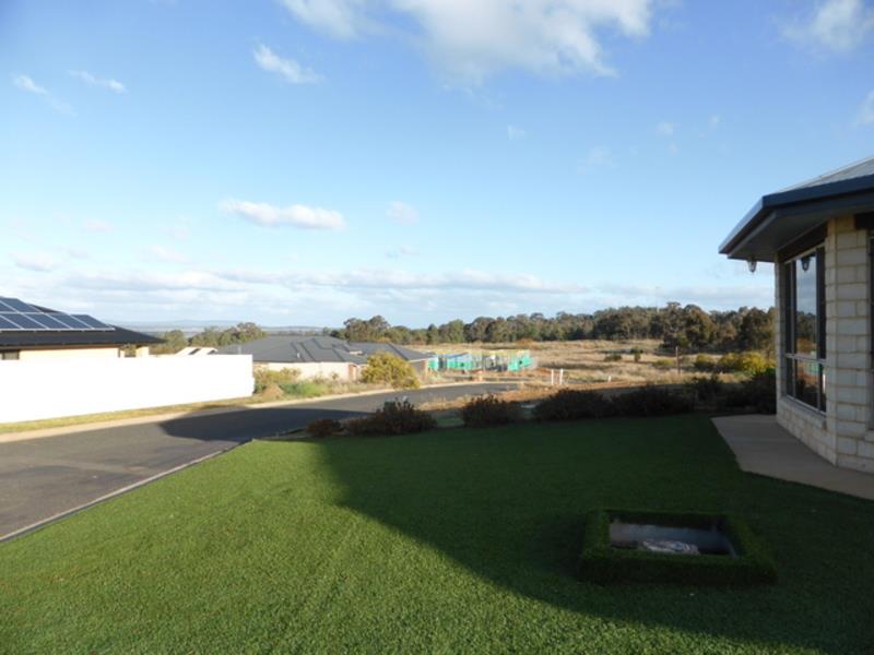 2 vaucluse place parkes