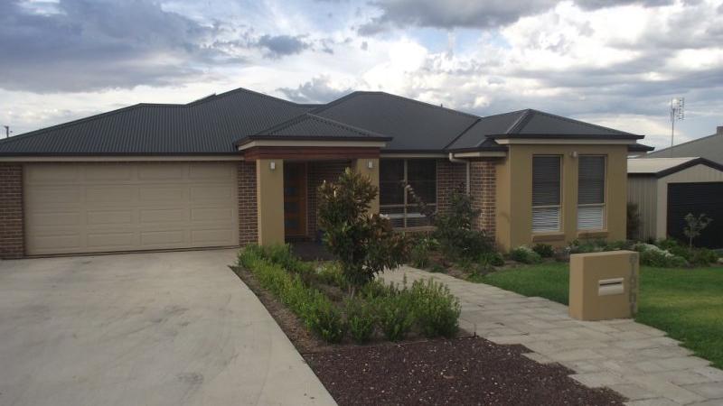 8 vaucluse place parkes nsw 2870