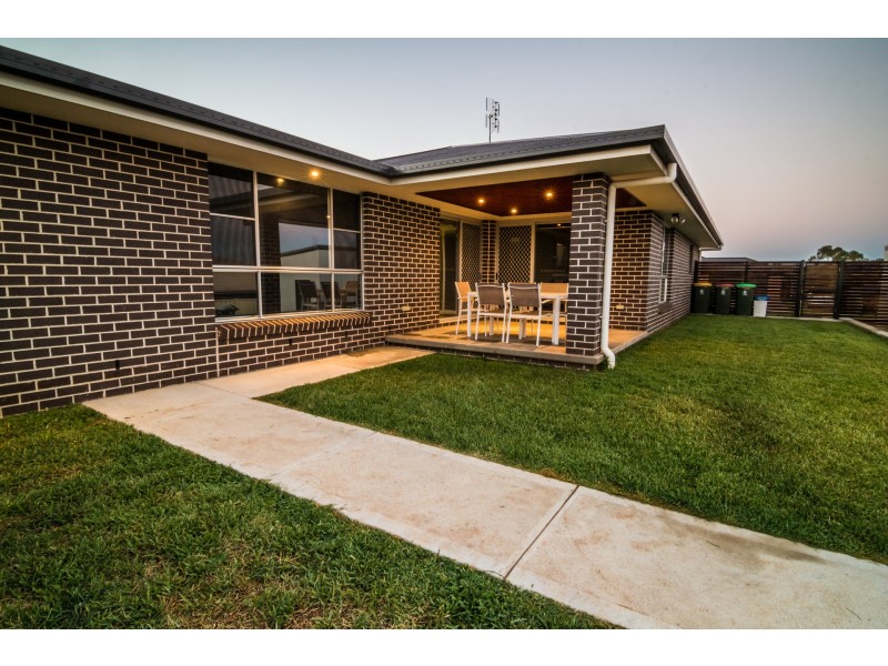 8 vaucluse place parkes nsw 2870