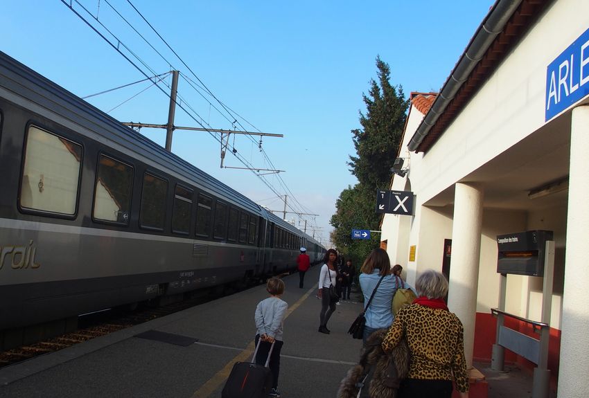 avignon arles train