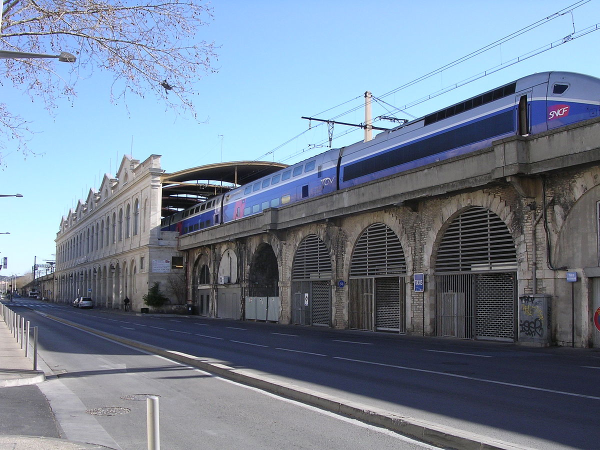 avignon nimes train