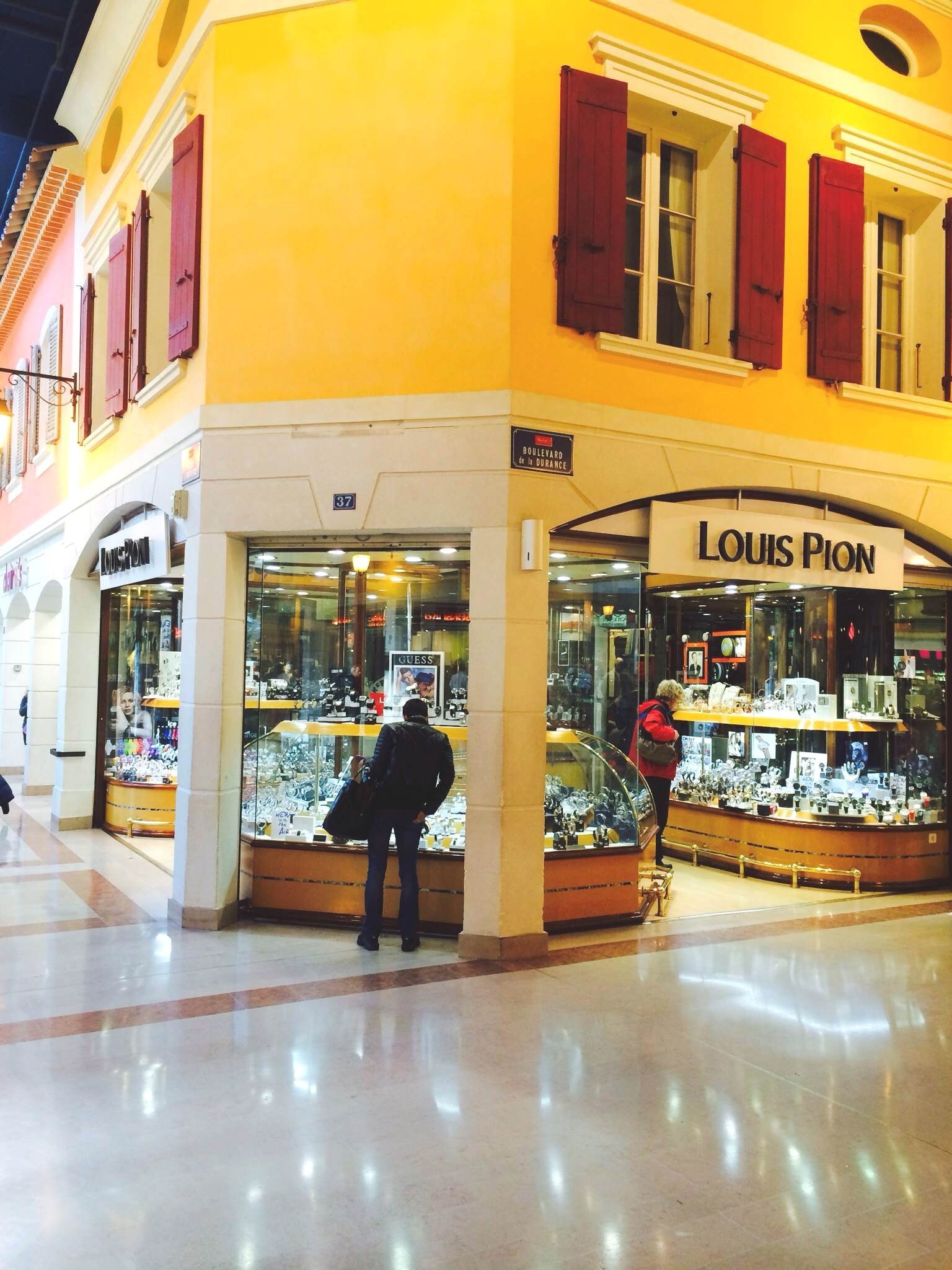 mistral 7 avignon boutiques