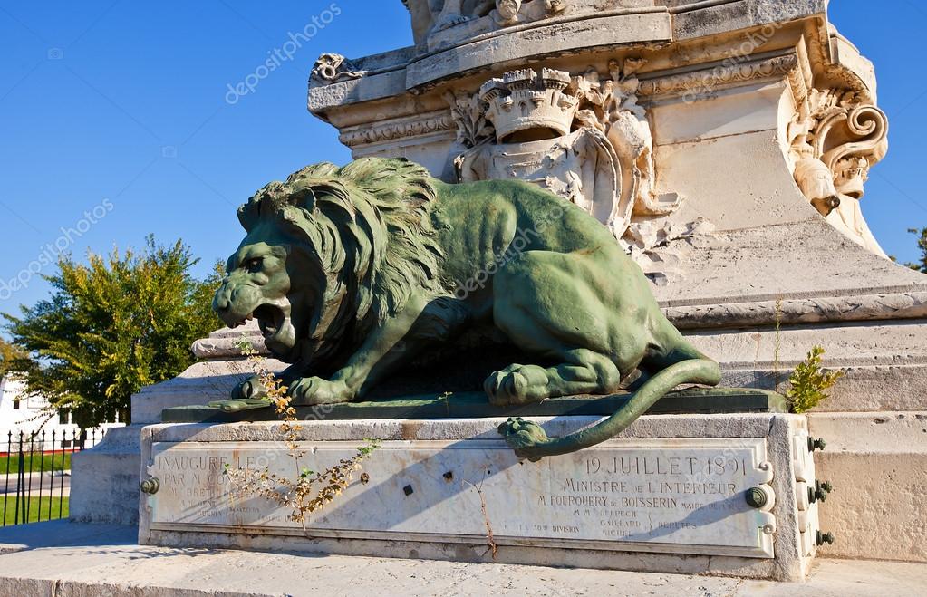 monument a avignon