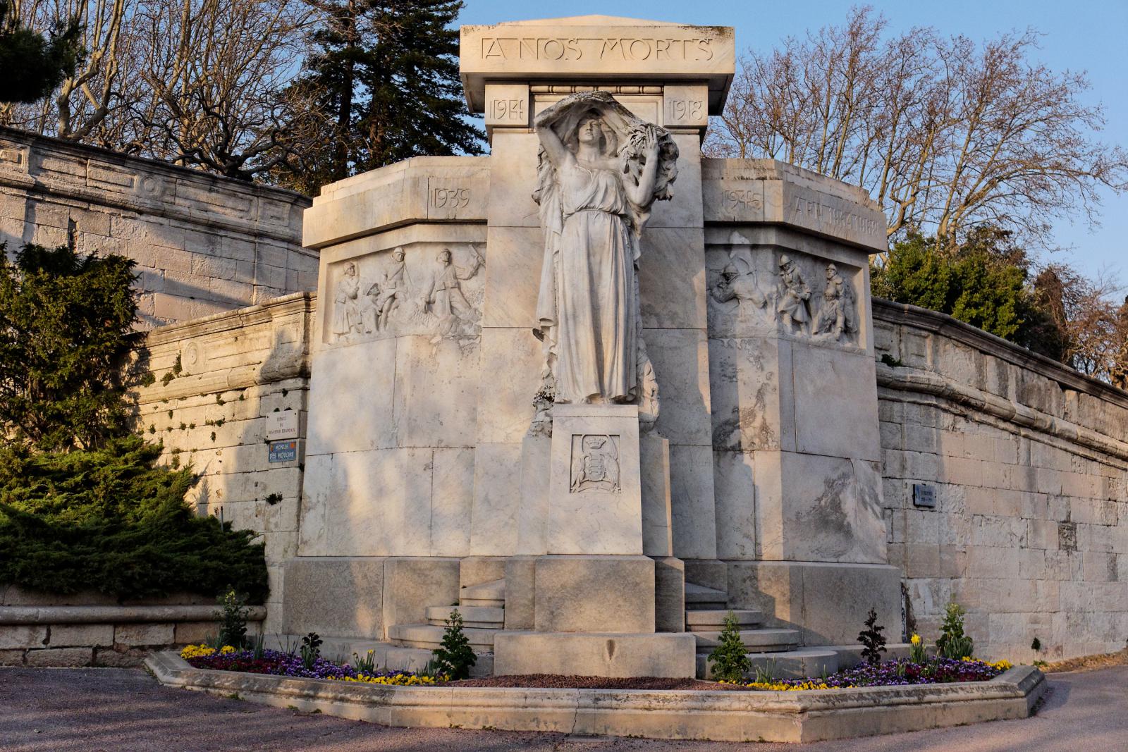 monument a avignon
