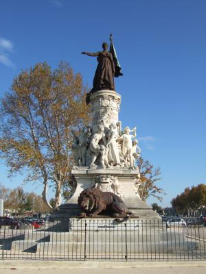 monument a avignon