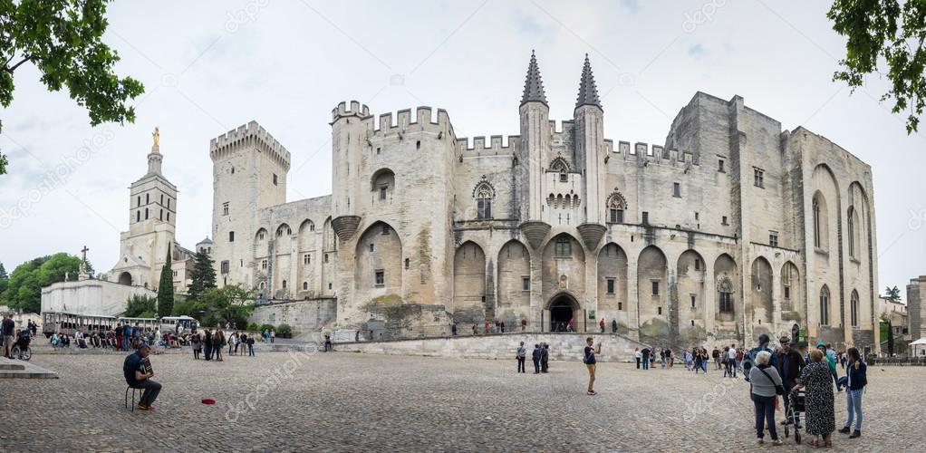 papiez w avignon